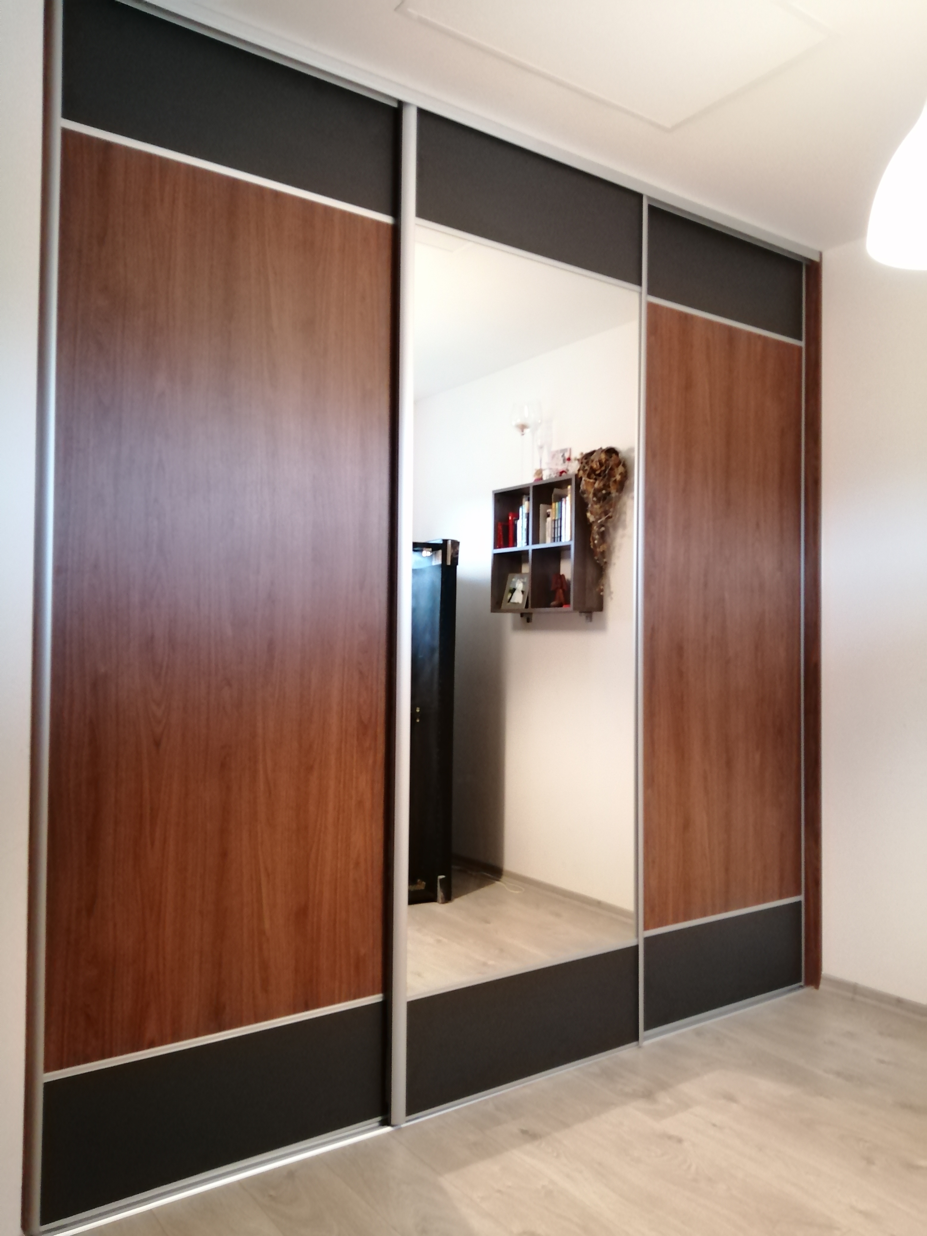 Šatník s LED osvetlením spálňa